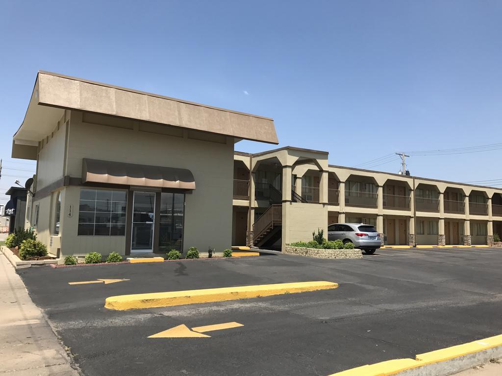 Hutchinson Inn Exterior photo