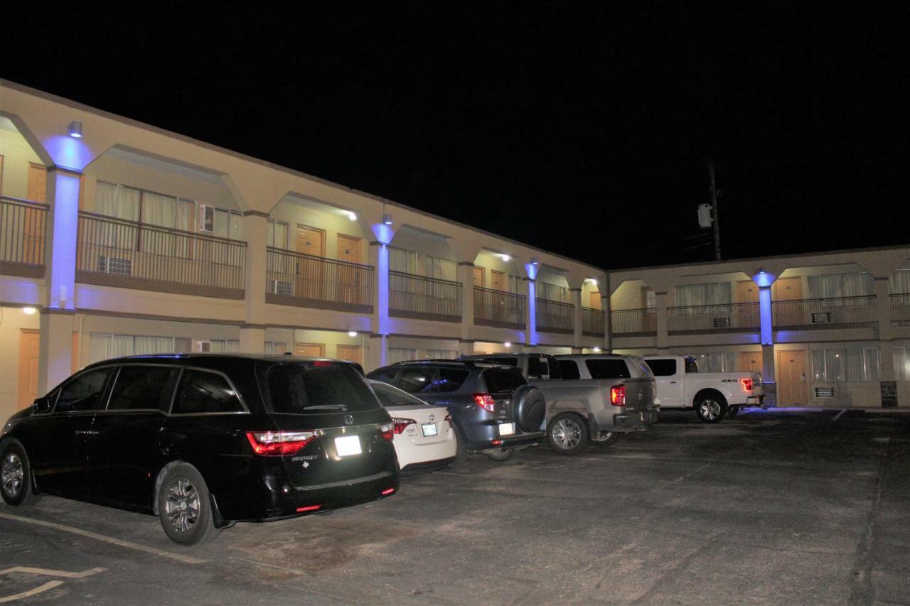 Hutchinson Inn Exterior photo